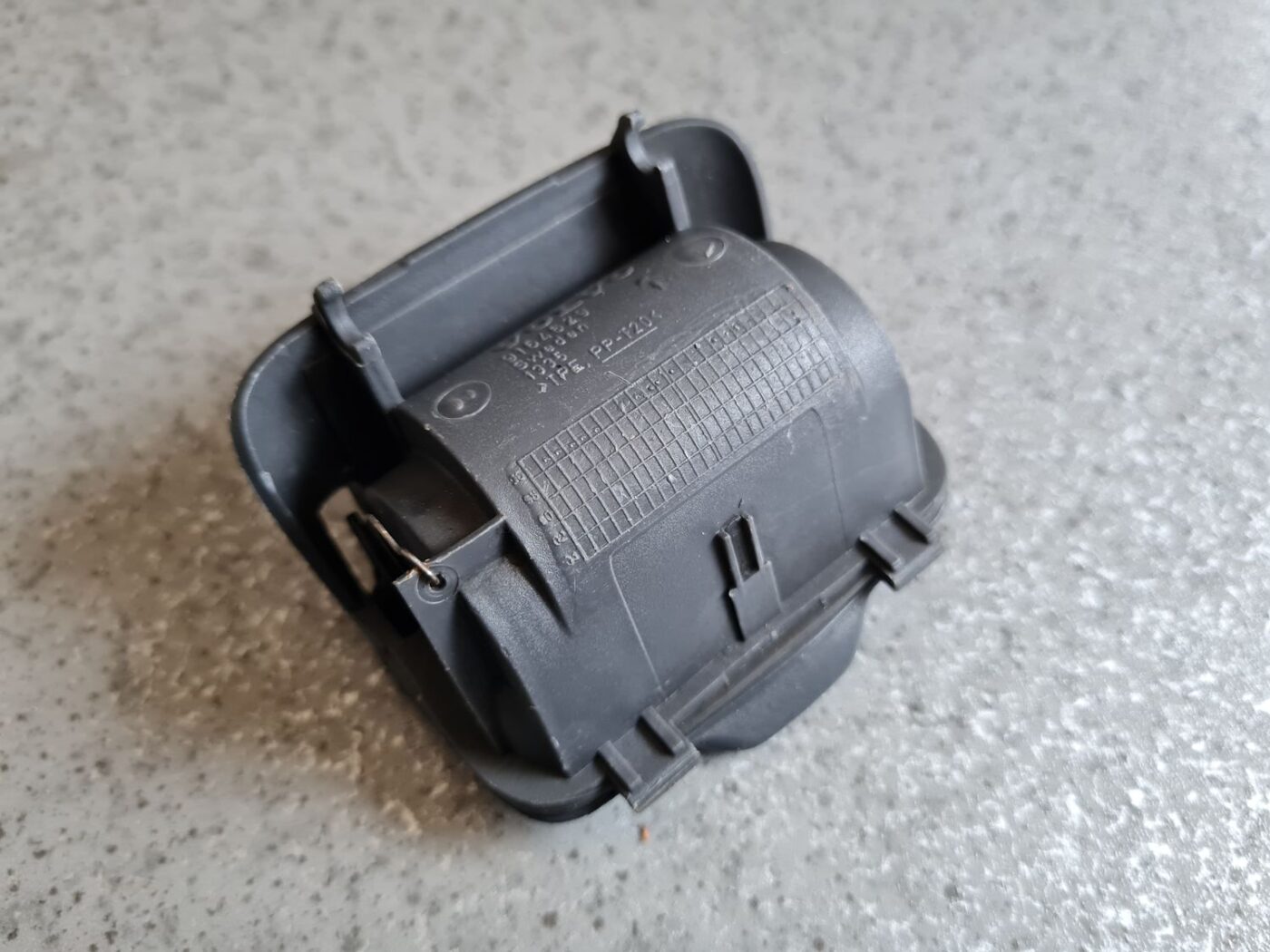 Centrālās konsoles nodalījums priekš VOLVO V70 2000 3 Centrālās konsoles nodalījums priekš VOLVO V70 2000