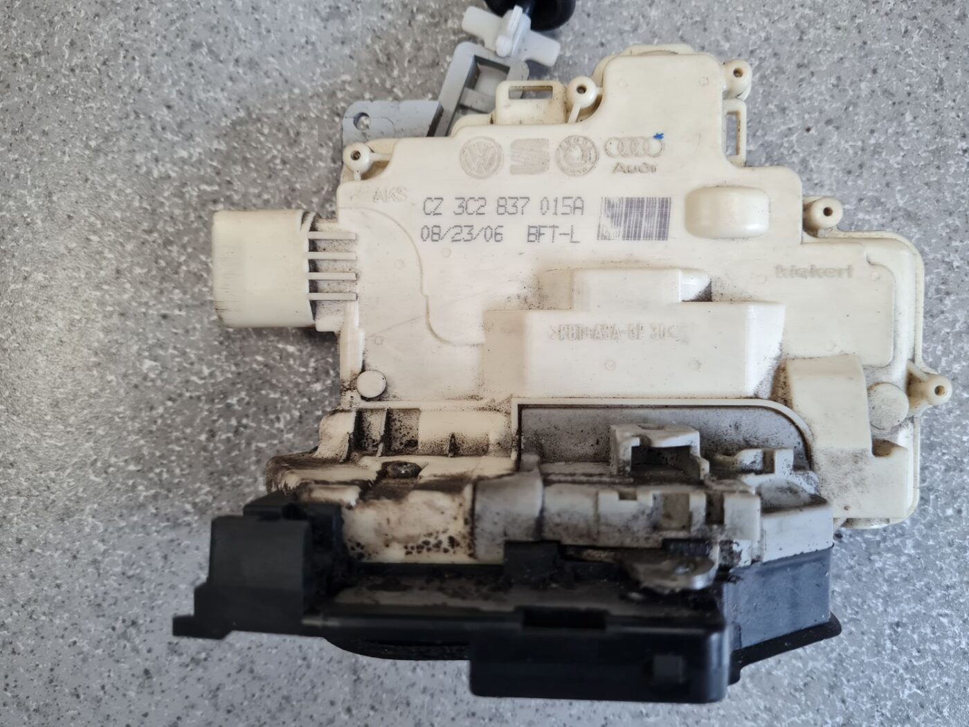 Priekšējo kreiso durvju slēdzene priekš VW PASSAT 2007 UNIVERSAL SILVER 2 Priekšējo kreiso durvju slēdzene priekš VW PASSAT 2007 UNIVERSAL SILVER