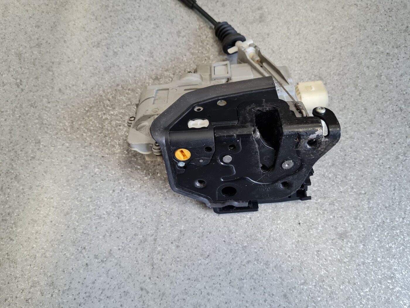 Priekšējo kreiso durvju slēdzene priekš VW PASSAT 2007 UNIVERSAL SILVER 6 Priekšējo kreiso durvju slēdzene priekš VW PASSAT 2007 UNIVERSAL SILVER