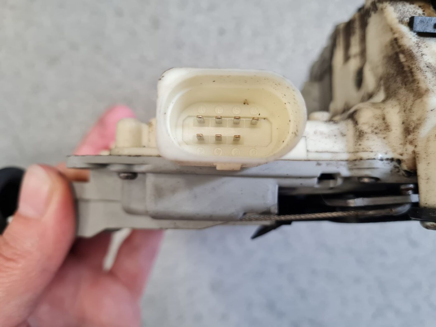 Priekšējo kreiso durvju slēdzene priekš VW PASSAT 2007 UNIVERSAL SILVER 4 Priekšējo kreiso durvju slēdzene priekš VW PASSAT 2007 UNIVERSAL SILVER