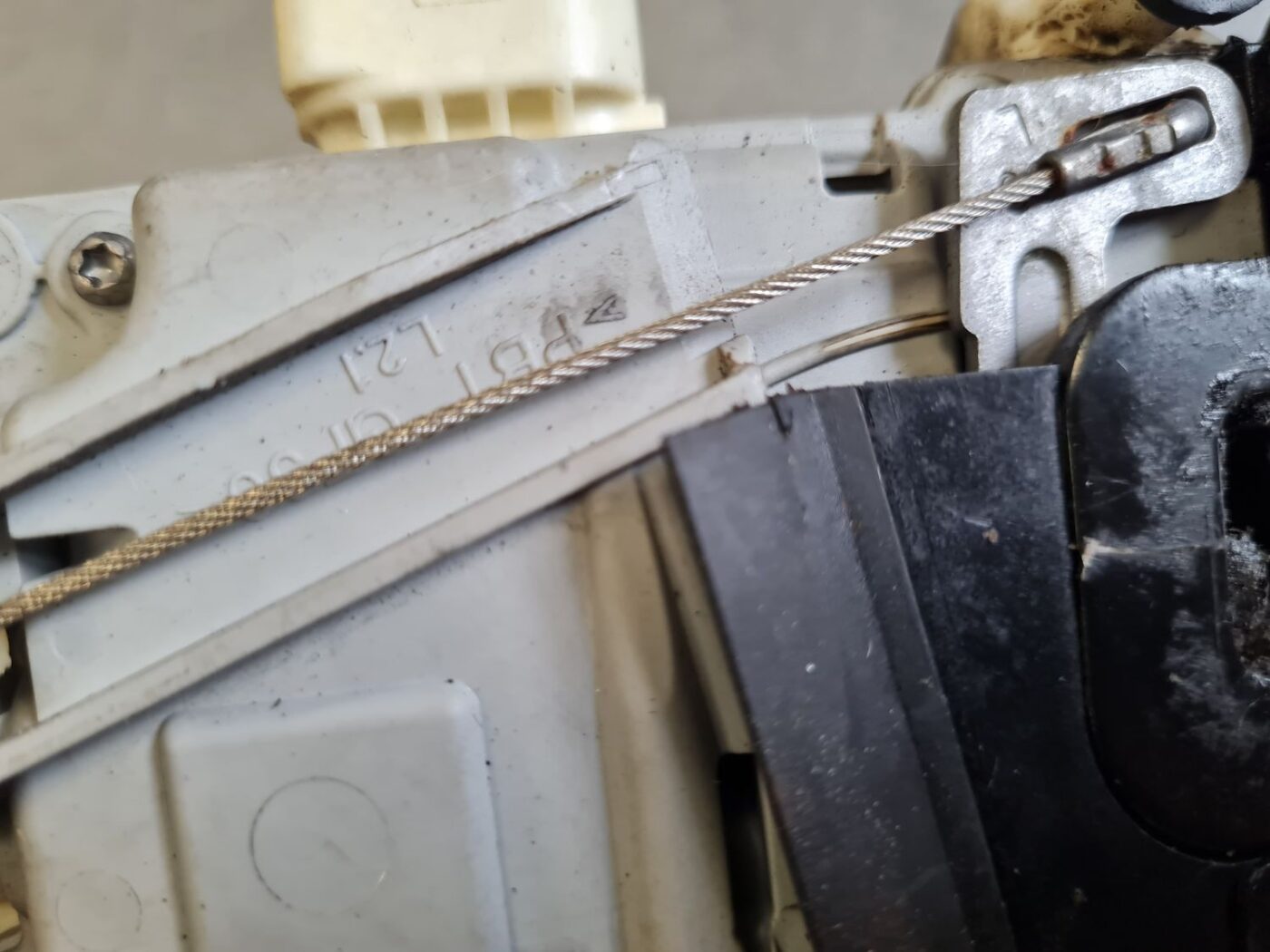 Priekšējo kreiso durvju slēdzene priekš VW PASSAT 2007 UNIVERSAL SILVER 3 Priekšējo kreiso durvju slēdzene priekš VW PASSAT 2007 UNIVERSAL SILVER