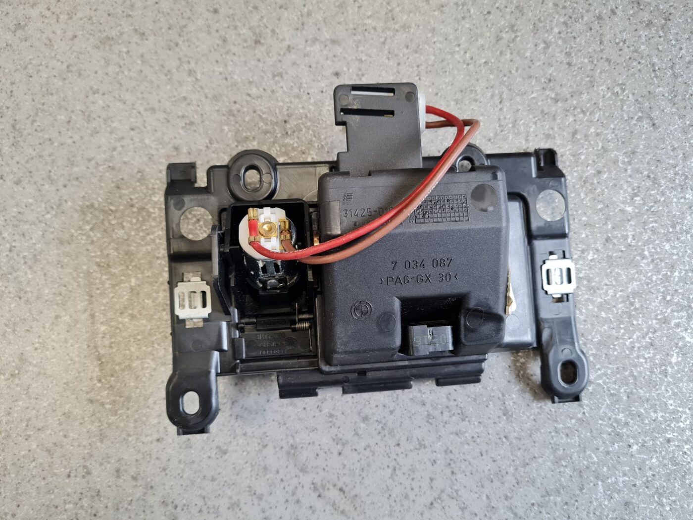 Pelnu trauks priekš BMW 525 E60 2006 OLIVE 7 Pelnu trauks priekš BMW 525 E60 2006 OLIVE