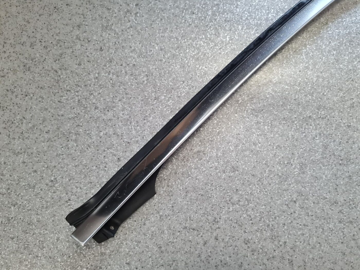 Priekšējo labo durvju moldings priekš BMW 525 E60 2006 OLIVE 2 Priekšējo labo durvju moldings priekš BMW 525 E60 2006 OLIVE