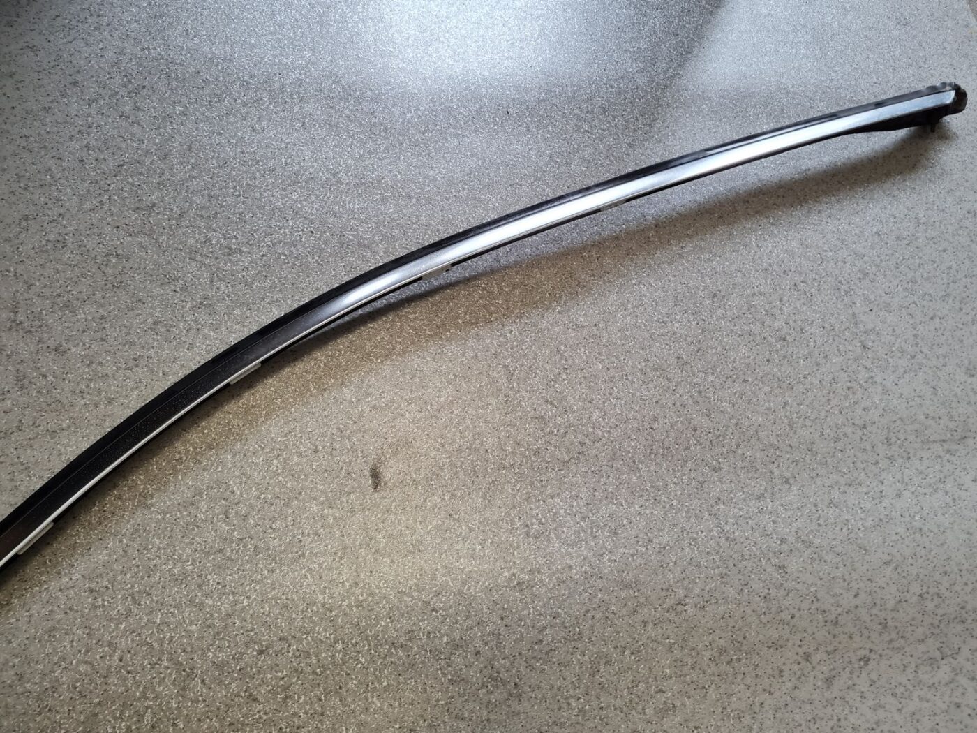 Priekšējo labo durvju moldings priekš BMW 525 E60 2006 OLIVE 6 Priekšējo labo durvju moldings priekš BMW 525 E60 2006 OLIVE