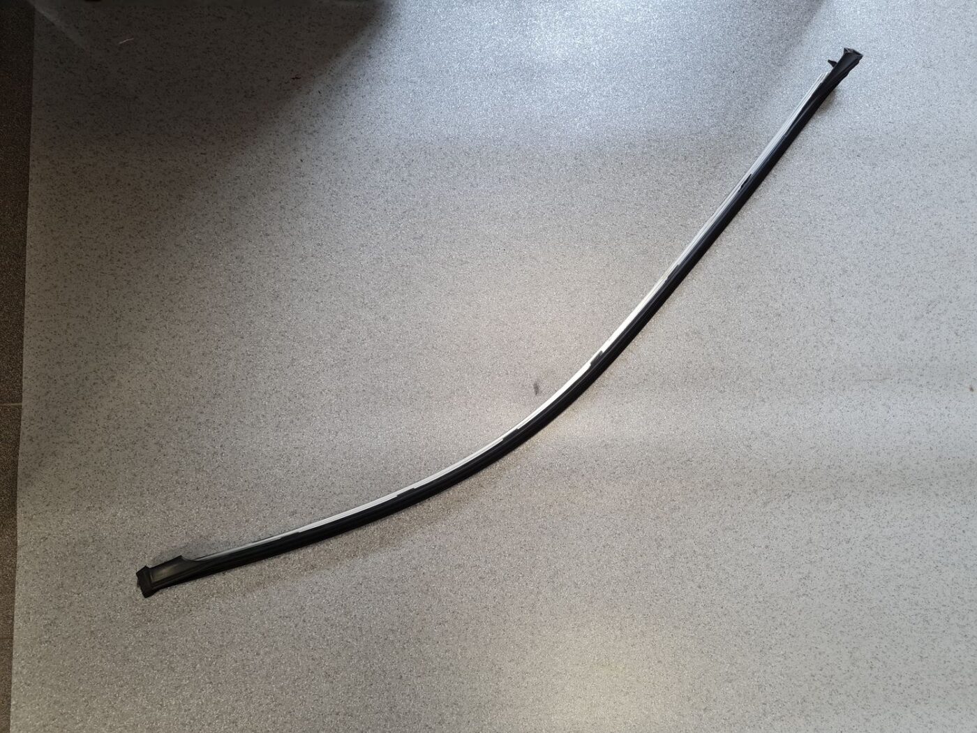 Priekšējo labo durvju moldings priekš BMW 525 E60 2006 OLIVE 5 Priekšējo labo durvju moldings priekš BMW 525 E60 2006 OLIVE