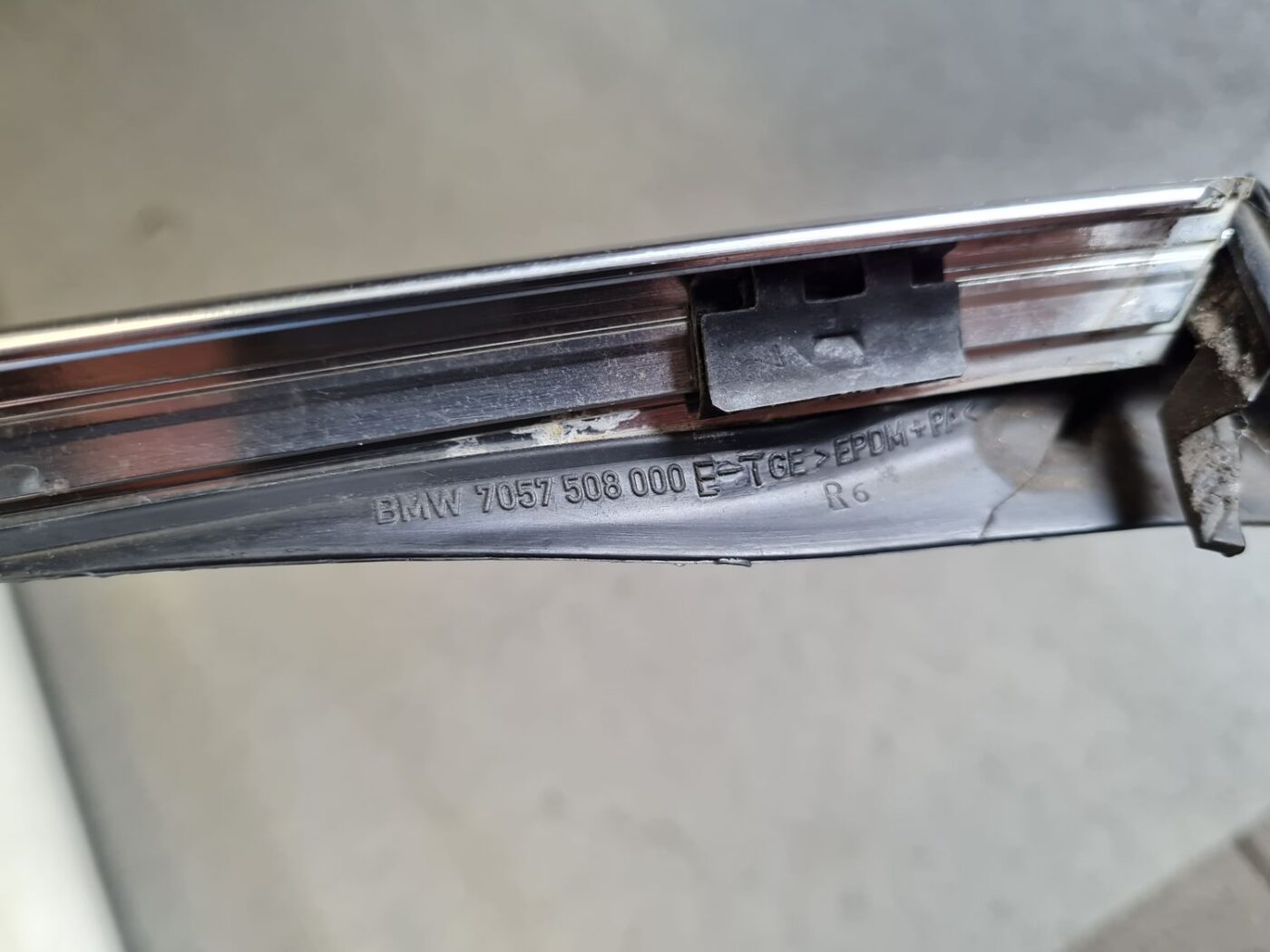 Priekšējo labo durvju moldings priekš BMW 525 E60 2006 OLIVE 4 Priekšējo labo durvju moldings priekš BMW 525 E60 2006 OLIVE