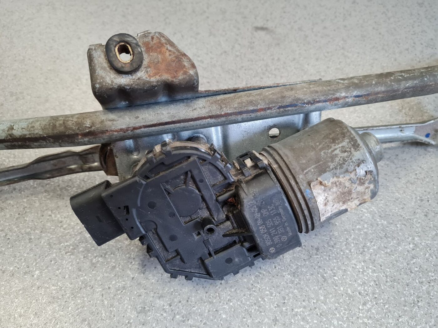 Vējstikla tīrīšanas mehānisms priekš VW PASSAT 2004 UNIVERSAL GREY 2 Vējstikla tīrīšanas mehānisms priekš VW PASSAT 2004 UNIVERSAL GREY