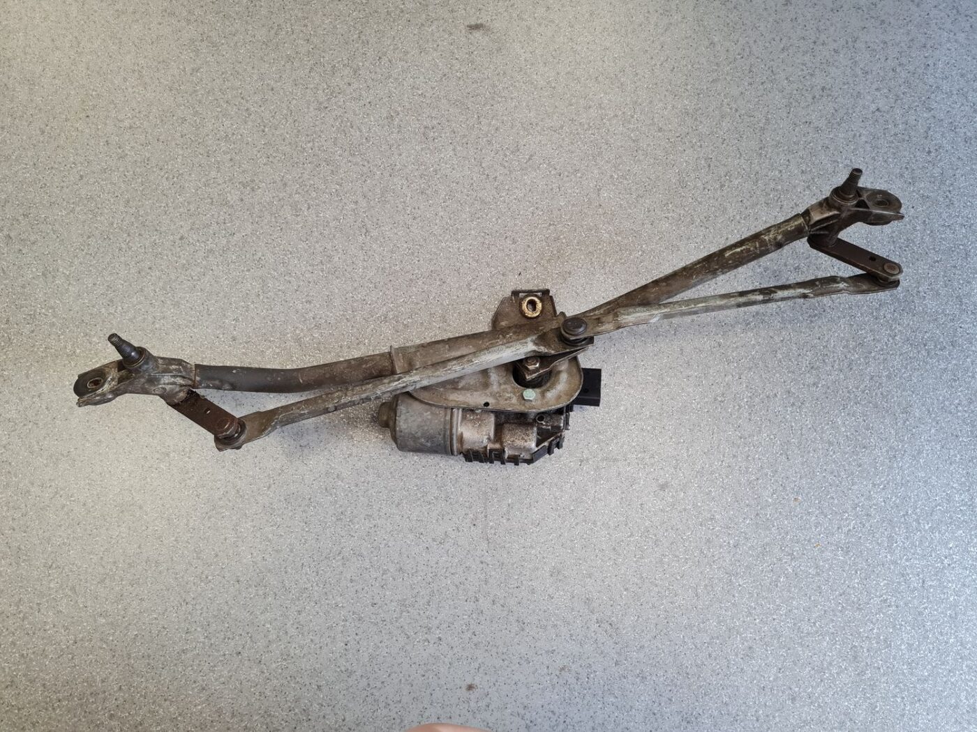 Vējstikla tīrīšanas mehānisms priekš VW PASSAT 2004 UNIVERSAL GREY 5 Vējstikla tīrīšanas mehānisms priekš VW PASSAT 2004 UNIVERSAL GREY