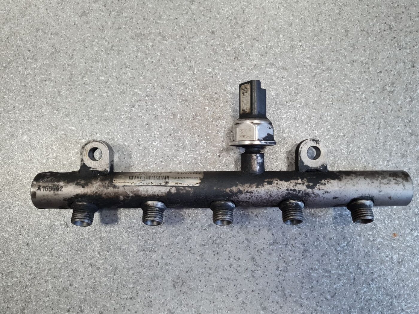 Degvielas sadales caurule priekš VOLVO S40 2004 Grey 2 Degvielas sadales caurule priekš VOLVO S40 2004 Grey