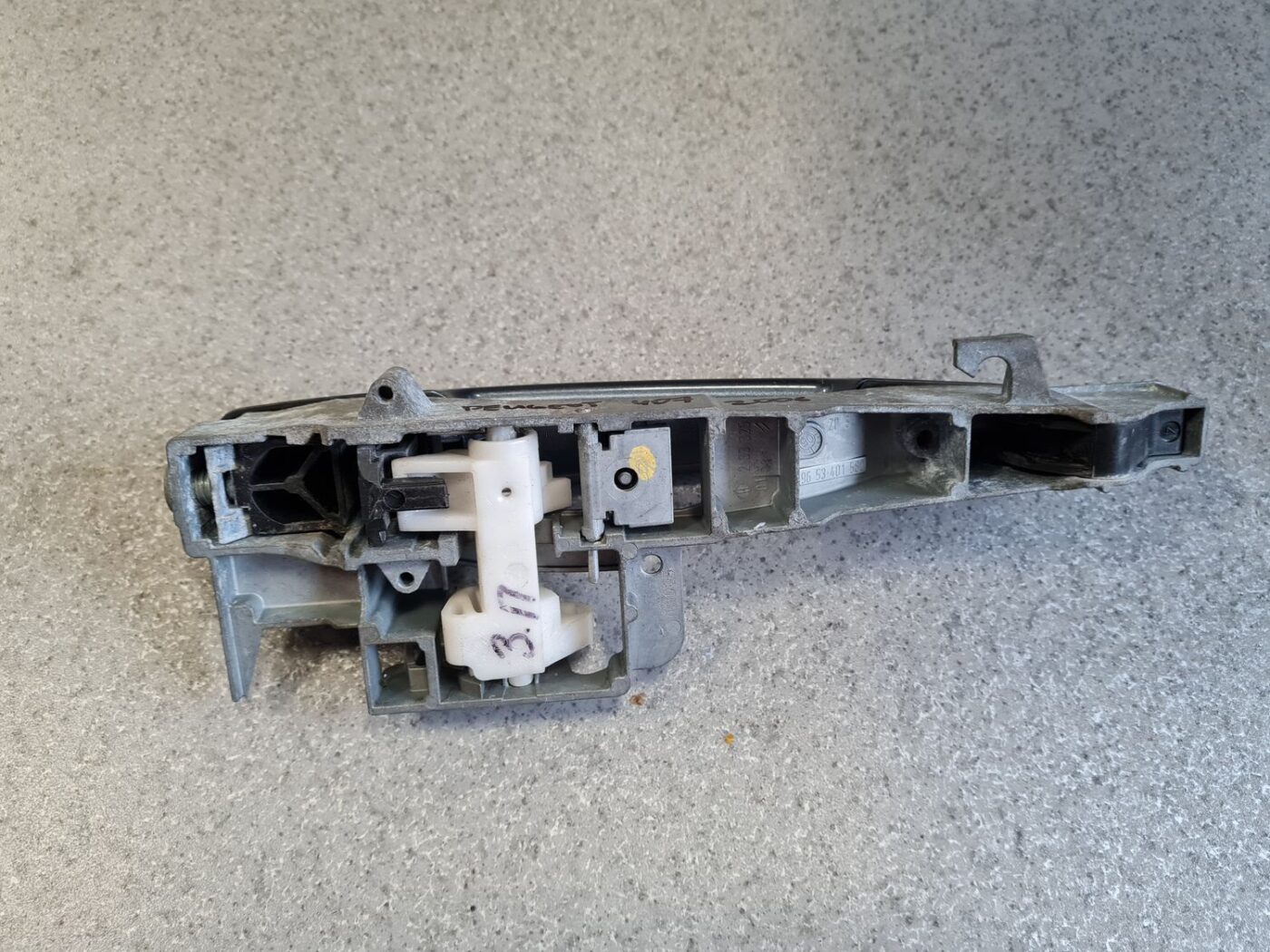 Aizmugurējāis labais durvju rokturis priekš PEUGEOT 407 2006 5 Aizmugurējāis labais durvju rokturis priekš PEUGEOT 407 2006