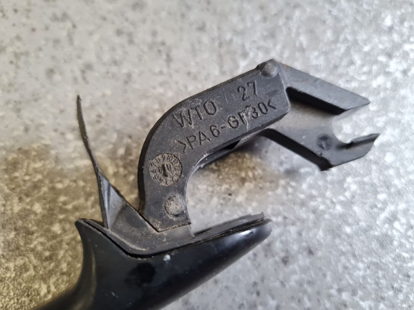 Aizmugurējāis labais durvju rokturis priekš VW GOLF IV 1999 5 Aizmugurējāis labais durvju rokturis priekš VW GOLF IV 1999