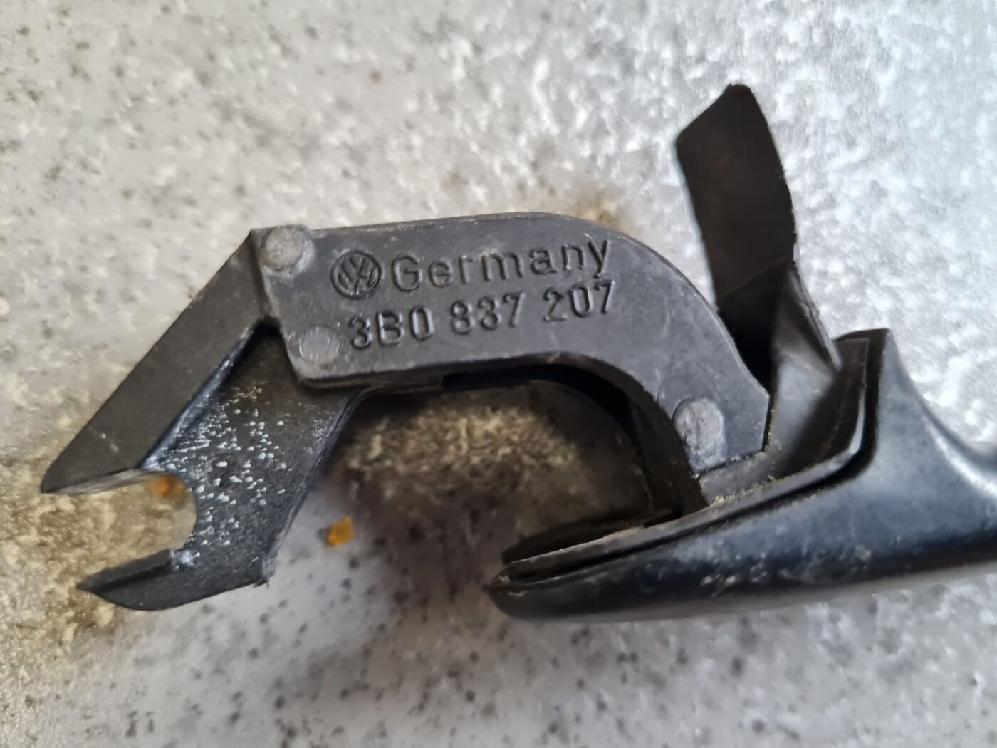 Aizmugurējāis labais durvju rokturis priekš VW GOLF IV 1999 4 Aizmugurējāis labais durvju rokturis priekš VW GOLF IV 1999