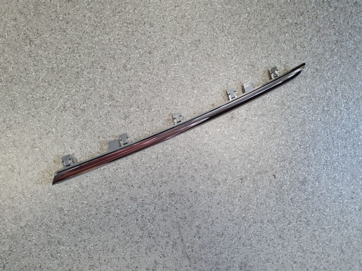 Priekšējā režģa hromēta uzlika priekš VW PASSAT CC 2009 2 Priekšējā režģa hromēta uzlika priekš VW PASSAT CC 2009