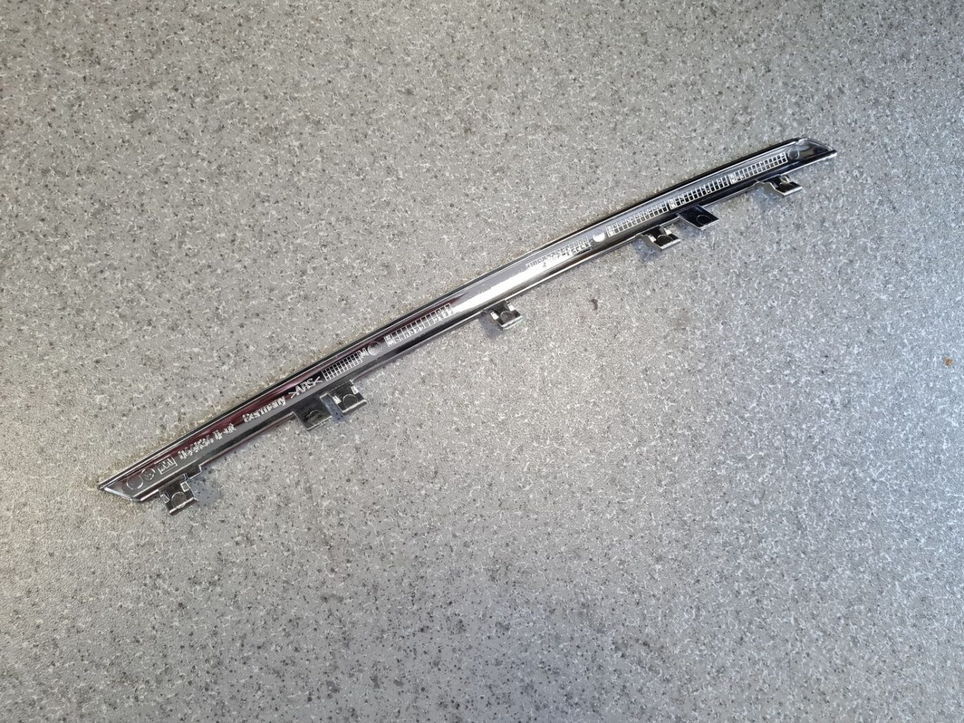 Priekšējā režģa hromēta uzlika priekš VW PASSAT CC 2009 5 Priekšējā režģa hromēta uzlika priekš VW PASSAT CC 2009