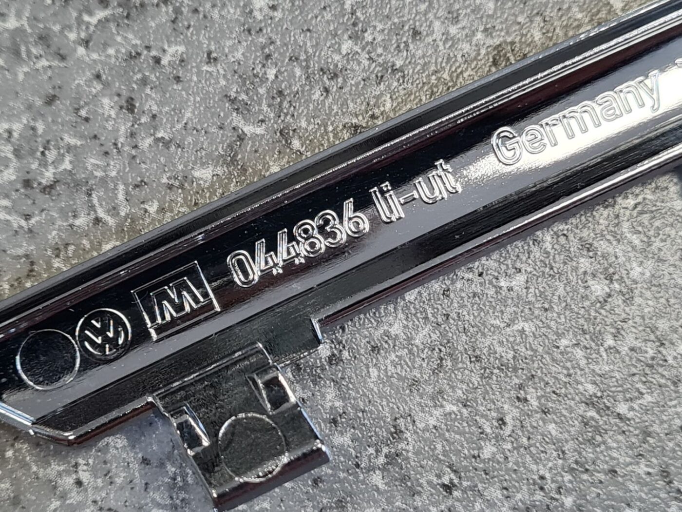 Priekšējā režģa hromēta uzlika priekš VW PASSAT CC 2009 4 Priekšējā režģa hromēta uzlika priekš VW PASSAT CC 2009