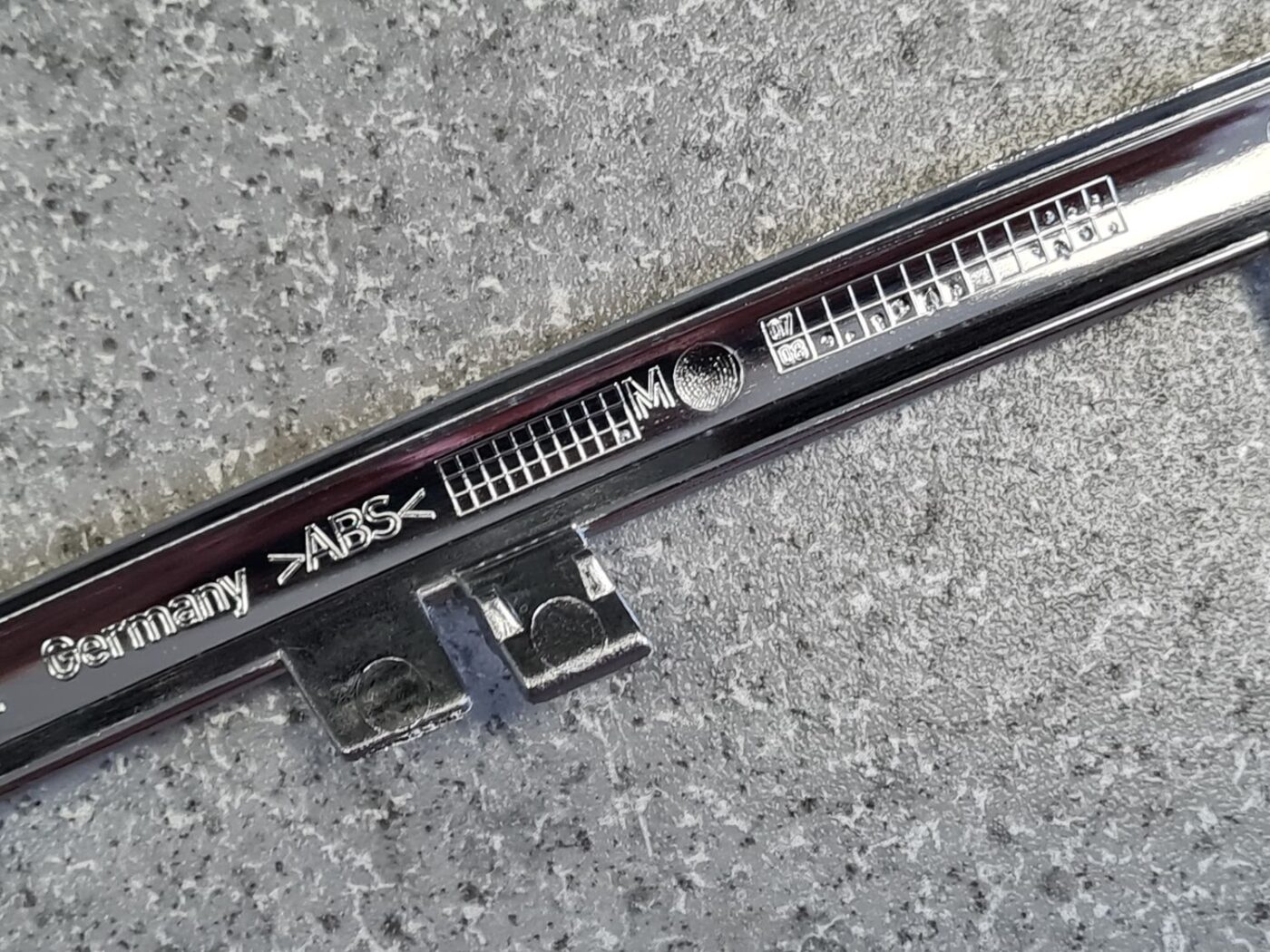 Priekšējā režģa hromēta uzlika priekš VW PASSAT CC 2009 3 Priekšējā režģa hromēta uzlika priekš VW PASSAT CC 2009