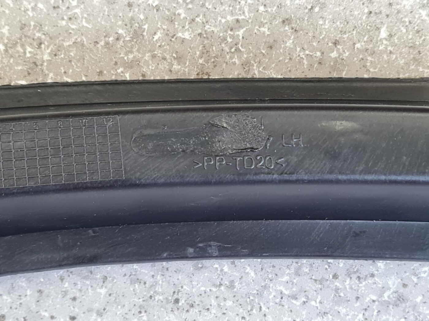 Priekšēja bufera kreisāis kronšteins priekš VW PASSAT B6 2008 ANGL. 6 Priekšēja bufera kreisāis kronšteins priekš VW PASSAT B6 2008 ANGL.