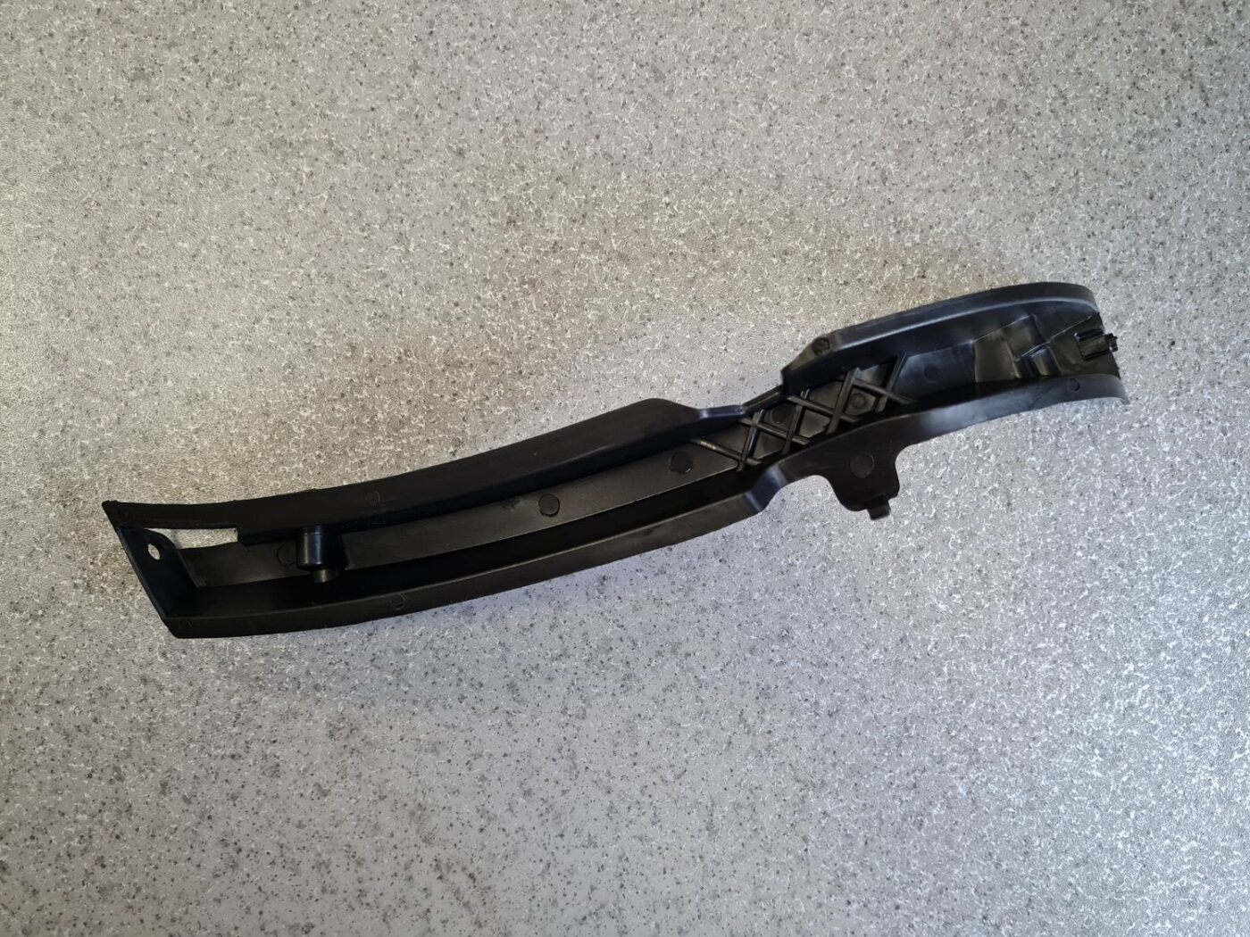 Priekšēja bufera kreisāis kronšteins priekš VW PASSAT B6 2008 ANGL. 5 Priekšēja bufera kreisāis kronšteins priekš VW PASSAT B6 2008 ANGL.