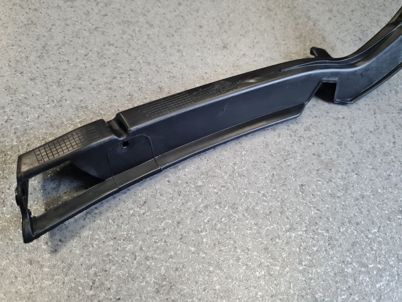 Priekšēja bufera kreisāis kronšteins priekš VW PASSAT B6 2008 ANGL. 4 Priekšēja bufera kreisāis kronšteins priekš VW PASSAT B6 2008 ANGL.