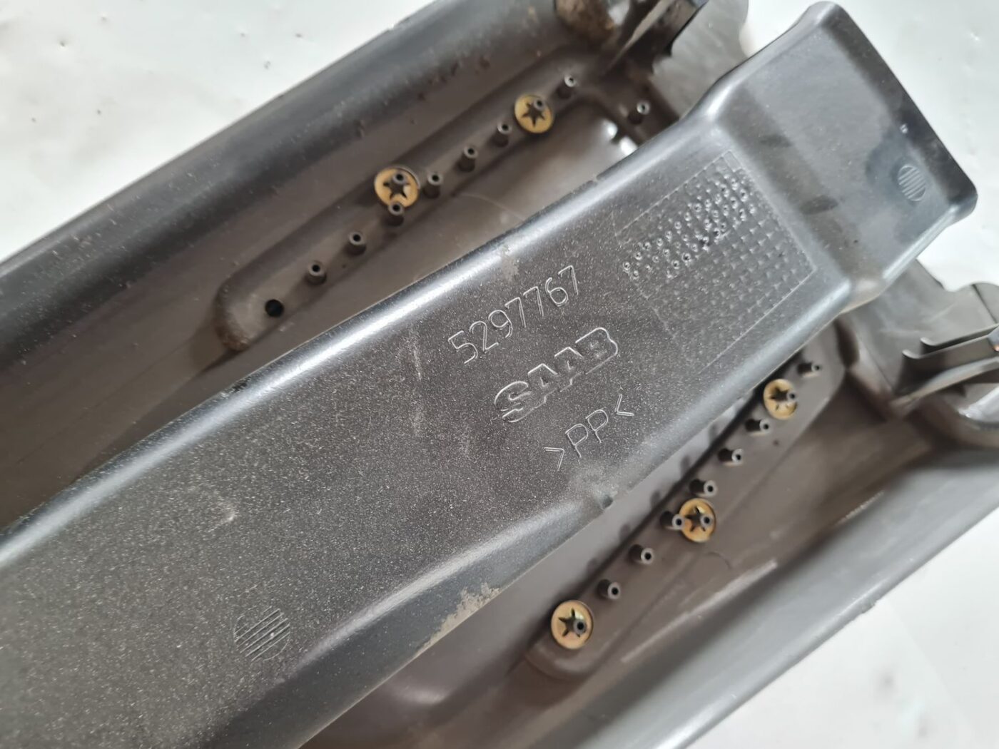 Vidējas salona statnes apdare priekš SAAB 9-5 1999 4 Vidējas salona statnes apdare priekš SAAB 9-5 1999