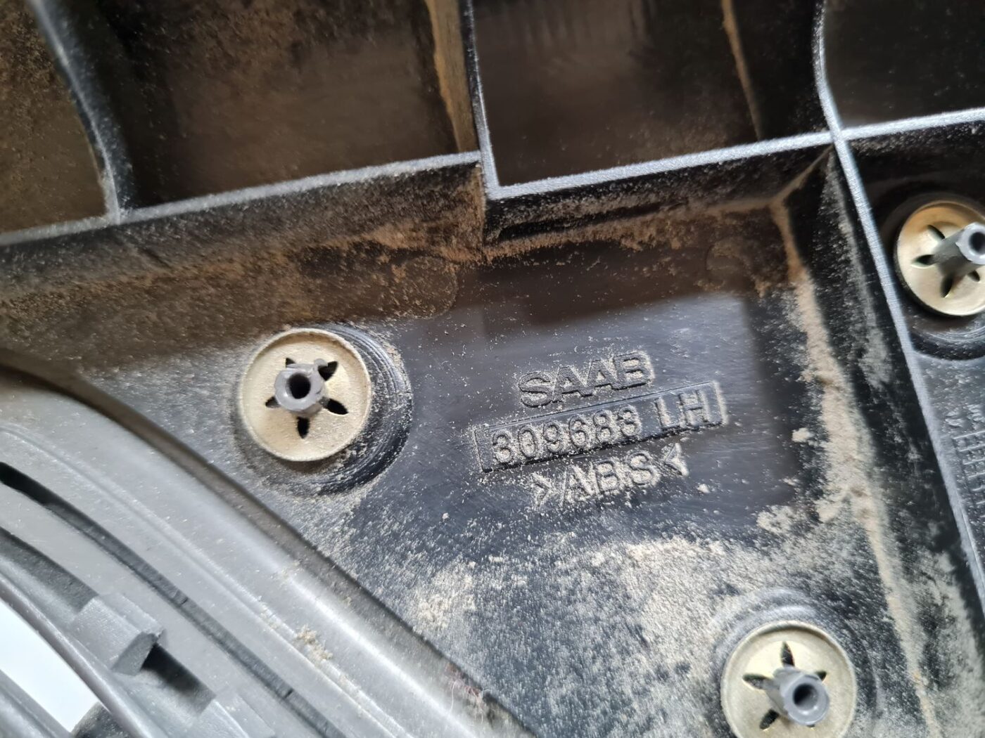 Vidējas salona statnes apdare priekš SAAB 9-5 1999 3 Vidējas salona statnes apdare priekš SAAB 9-5 1999