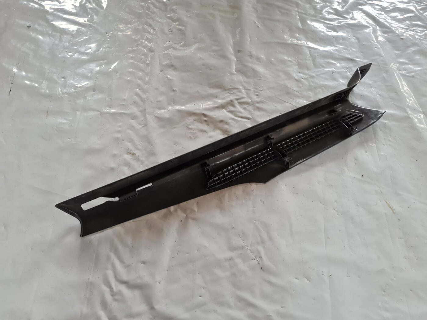 Bagāžnieka žalūziju sliedes priekš SAAB 9-5 1999 2 Bagāžnieka žalūziju sliedes priekš SAAB 9-5 1999