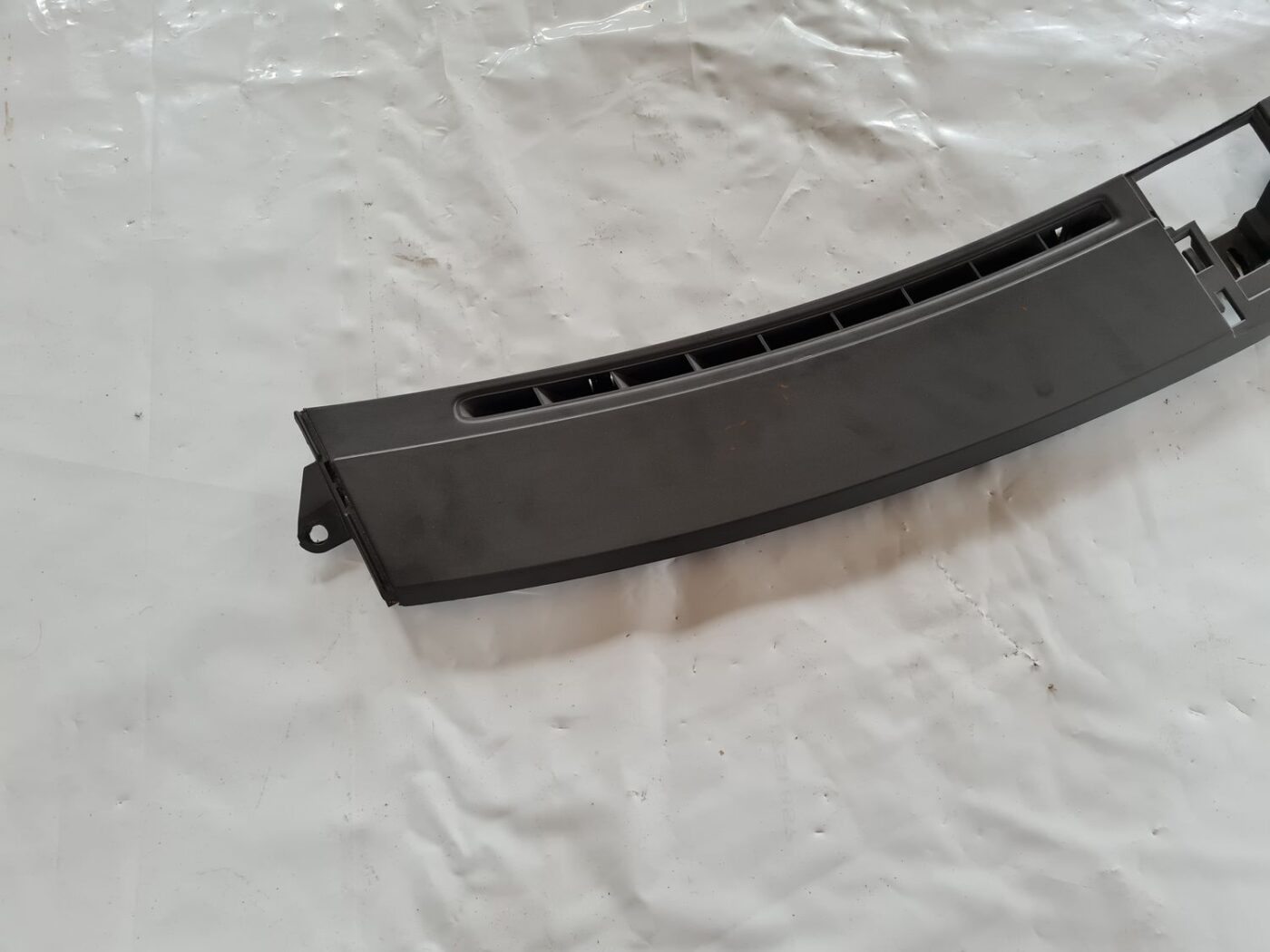 Vējstikla ventilācijas režģis (salonā) priekš SAAB 9-5 1999 2 Vējstikla ventilācijas režģis (salonā) priekš SAAB 9-5 1999