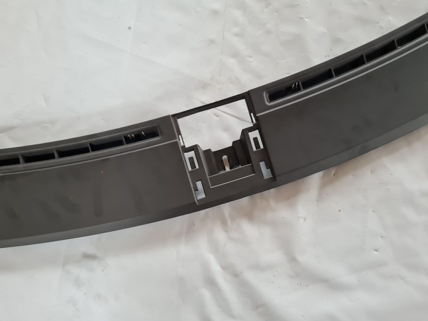 Vējstikla ventilācijas režģis (salonā) priekš SAAB 9-5 1999 9 Vējstikla ventilācijas režģis (salonā) priekš SAAB 9-5 1999