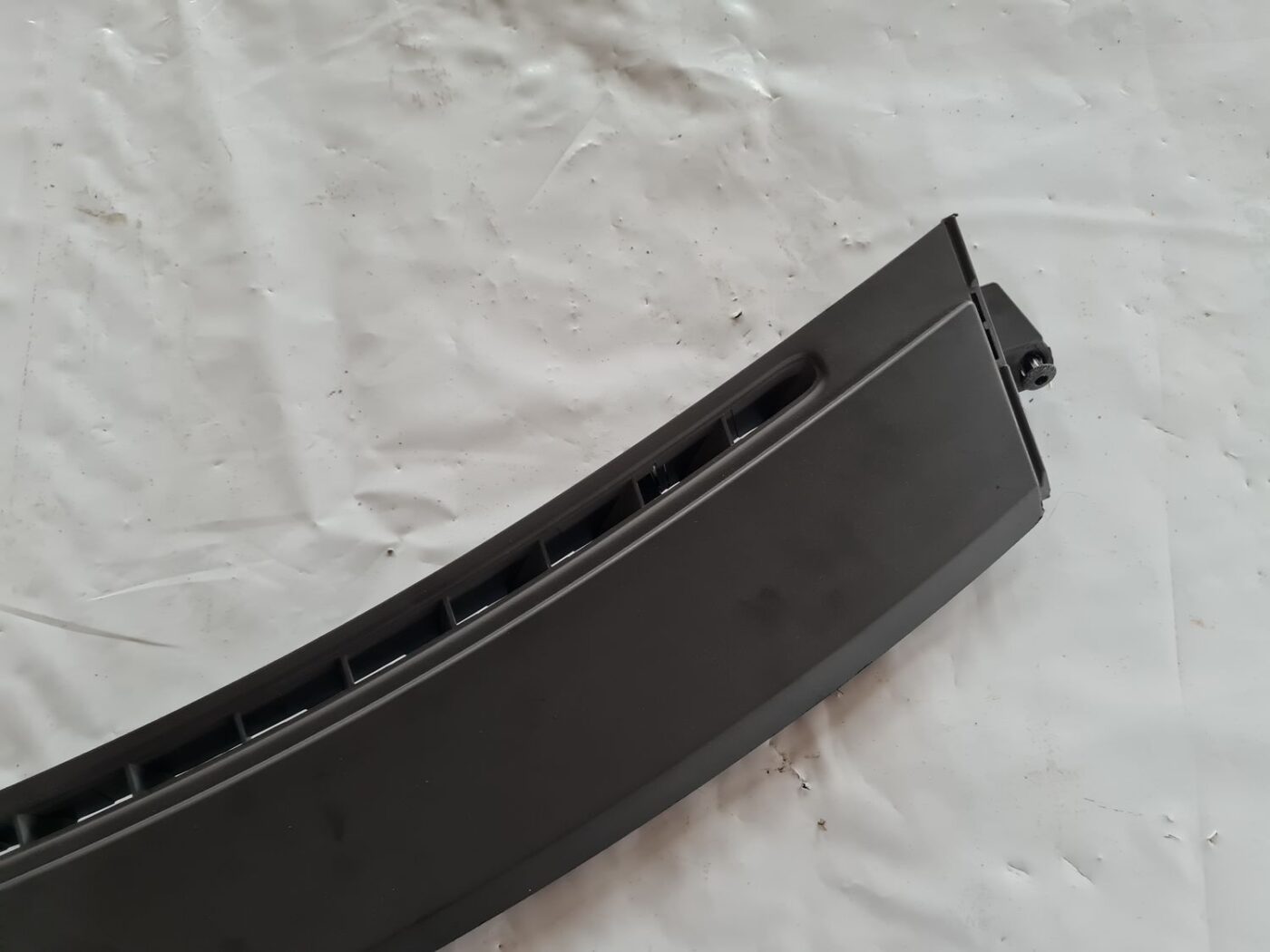 Vējstikla ventilācijas režģis (salonā) priekš SAAB 9-5 1999 8 Vējstikla ventilācijas režģis (salonā) priekš SAAB 9-5 1999