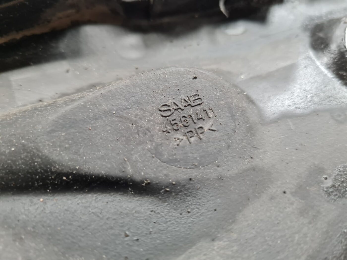 Salona gaisa filtra korpusa vāks priekš SAAB 9-5 1999 4 Salona gaisa filtra korpusa vāks priekš SAAB 9-5 1999