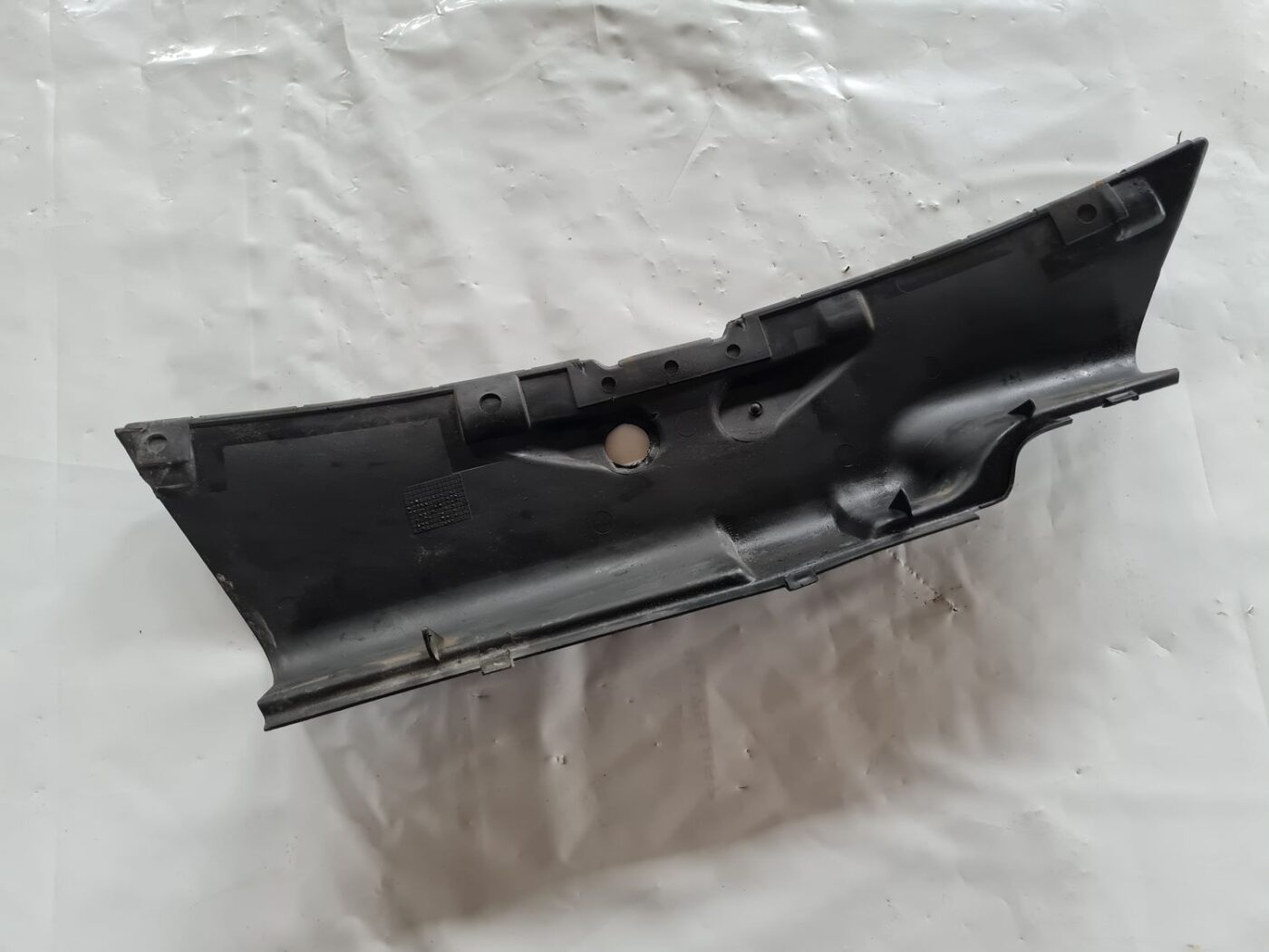 Salona gaisa filtra korpusa vāks priekš SAAB 9-5 1999 3 Salona gaisa filtra korpusa vāks priekš SAAB 9-5 1999