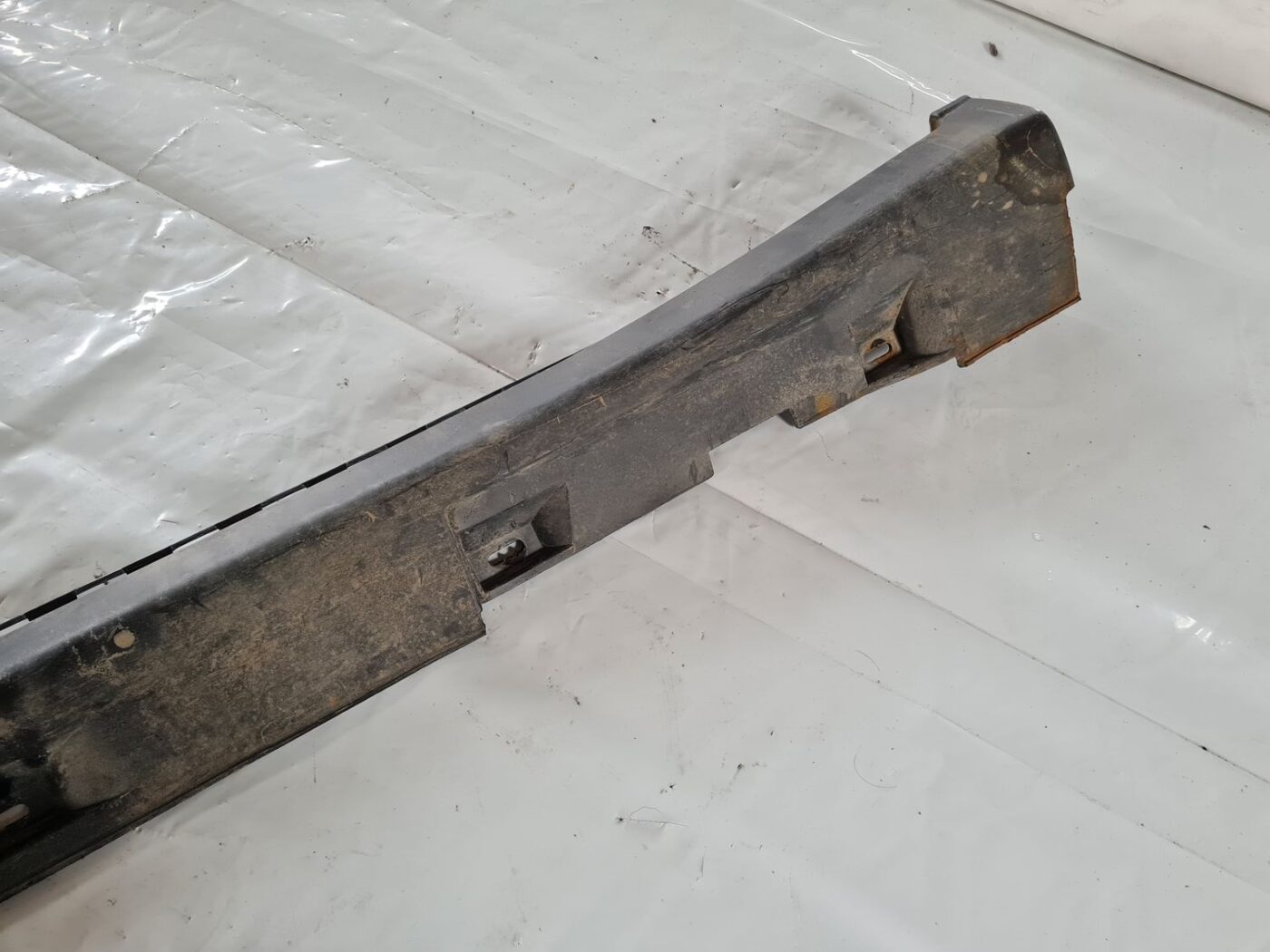 Ārēja sliekšņa kreisa uzlika priekš SAAB 9-5 1999 2 Ārēja sliekšņa kreisa uzlika priekš SAAB 9-5 1999