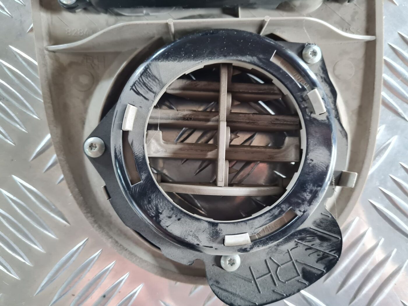 Aizmugurējo sēdvietu apgaismojums priekš CHRYSLER VOYAGER 2006 3 Aizmugurējo sēdvietu apgaismojums priekš CHRYSLER VOYAGER 2006