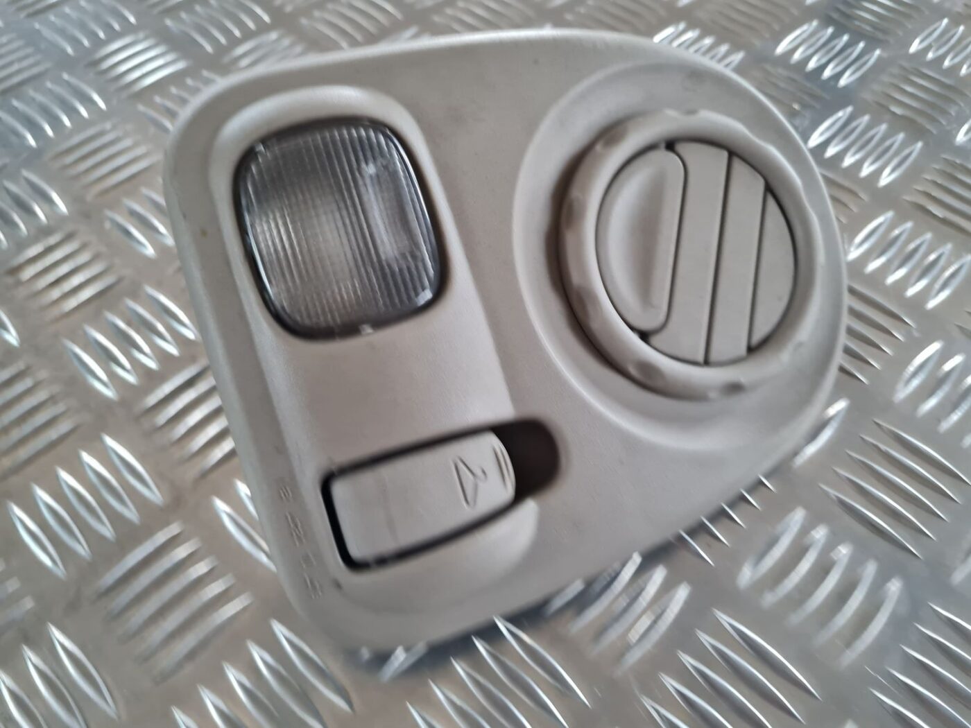 Aizmugurējo sēdvietu apgaismojums priekš CHRYSLER VOYAGER 2006 2 Aizmugurējo sēdvietu apgaismojums priekš CHRYSLER VOYAGER 2006