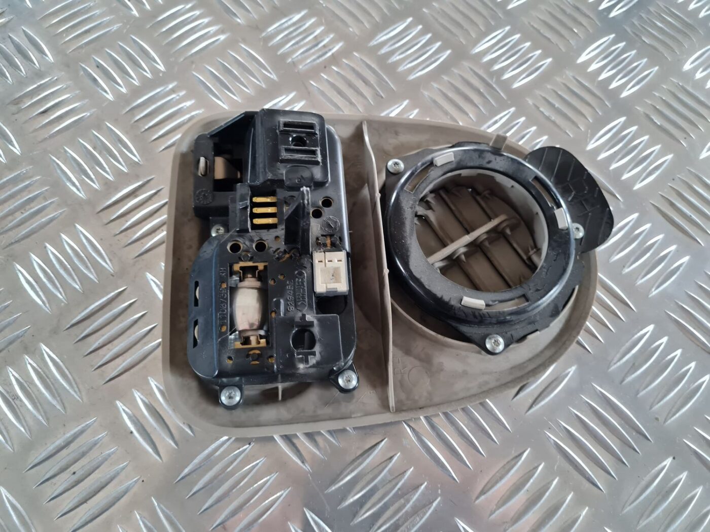 Aizmugurējo sēdvietu apgaismojums priekš CHRYSLER VOYAGER 2006 6 Aizmugurējo sēdvietu apgaismojums priekš CHRYSLER VOYAGER 2006