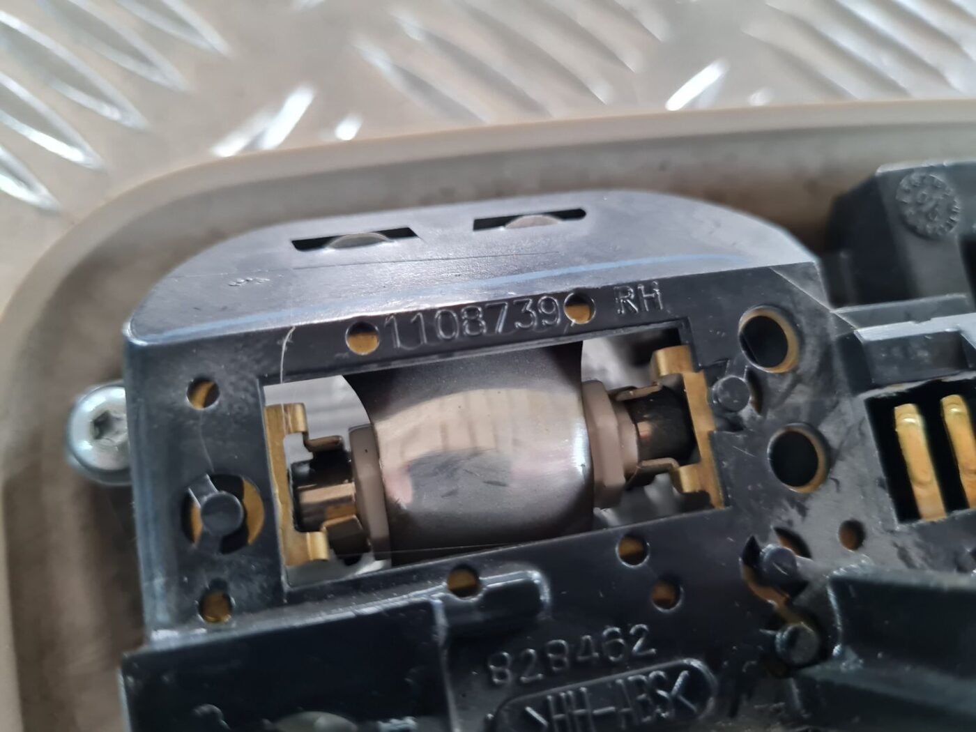 Aizmugurējo sēdvietu apgaismojums priekš CHRYSLER VOYAGER 2006 4 Aizmugurējo sēdvietu apgaismojums priekš CHRYSLER VOYAGER 2006