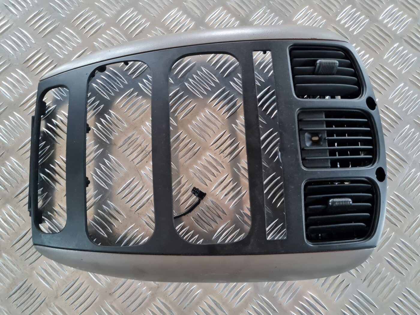 Mērinstrumentu paneļa dekoratīvais rāmis priekš CHRYSLER VOYAGER 2006 2 Mērinstrumentu paneļa dekoratīvais rāmis priekš CHRYSLER VOYAGER 2006