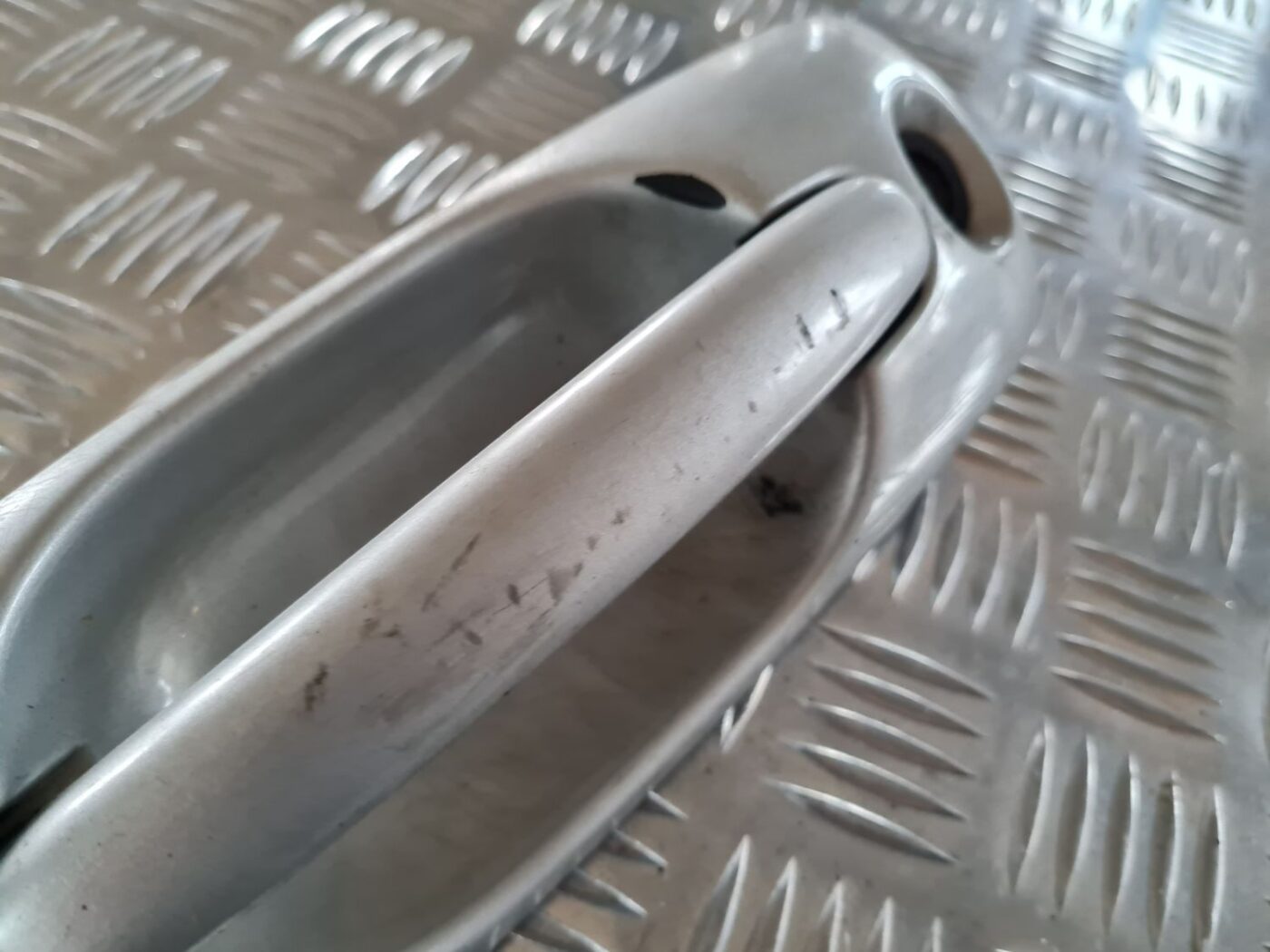 Priekšējāis kreisais durvju rokturis priekš CHRYSLER VOYAGER 2006 6 Priekšējāis kreisais durvju rokturis priekš CHRYSLER VOYAGER 2006