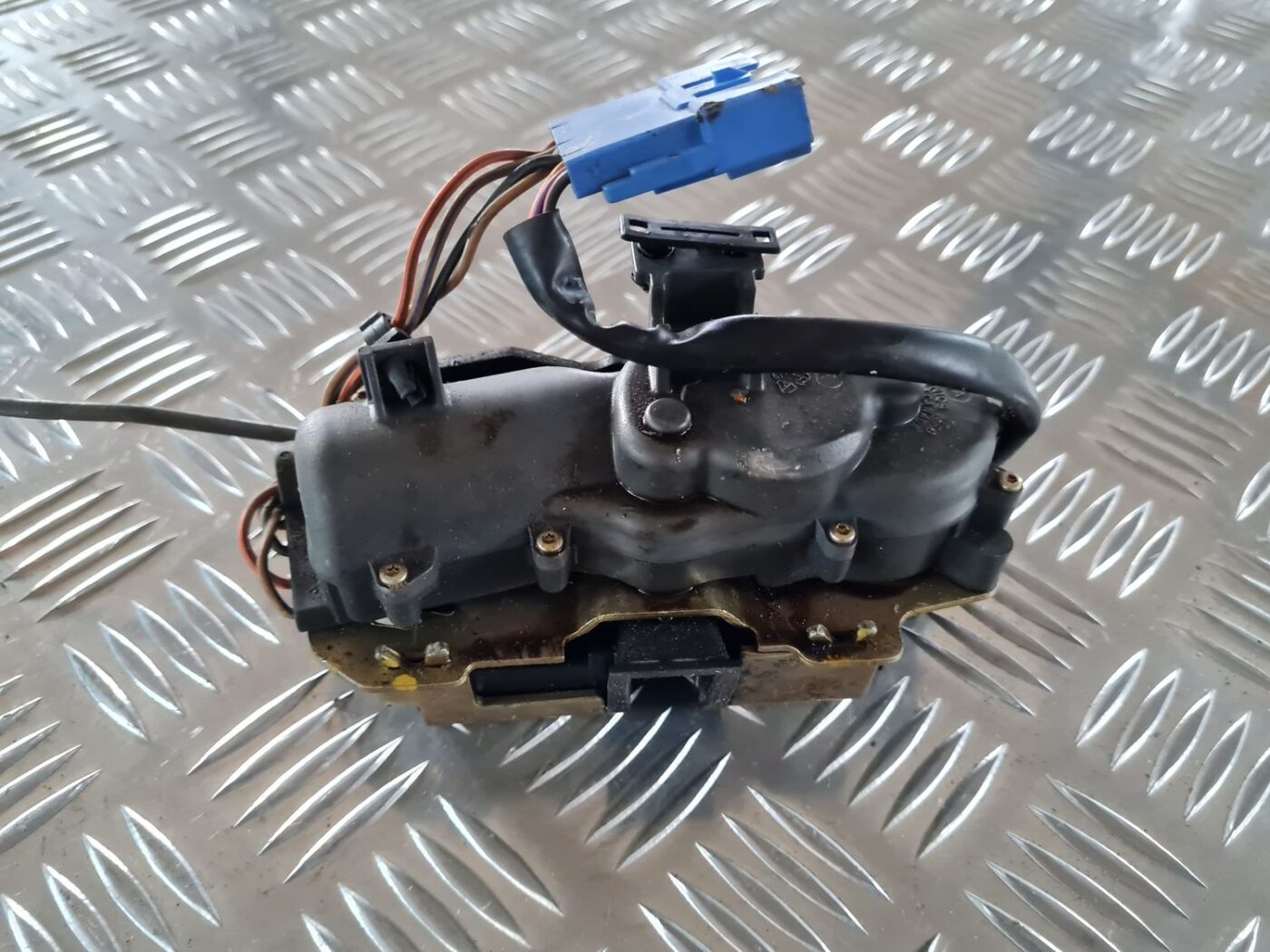 Bagāžnieka vāka slēdzene priekš CHRYSLER VOYAGER 2006 2 Bagāžnieka vāka slēdzene priekš CHRYSLER VOYAGER 2006