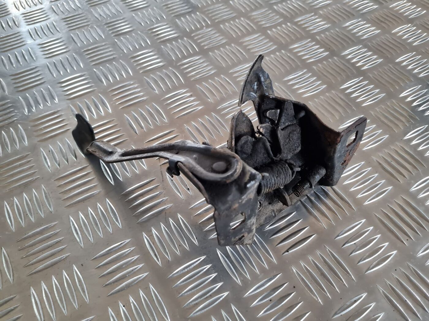 Pārsega slēdzene priekš CHRYSLER VOYAGER 2006 2 Pārsega slēdzene priekš CHRYSLER VOYAGER 2006