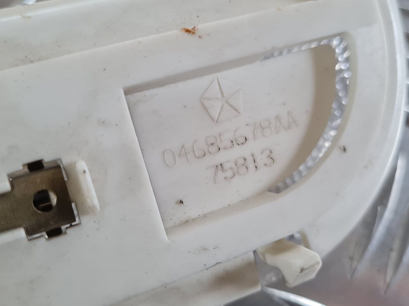 Aizmugurējo sēdvietu apgaismojums priekš CHRYSLER VOYAGER 2006 4 Aizmugurējo sēdvietu apgaismojums priekš CHRYSLER VOYAGER 2006