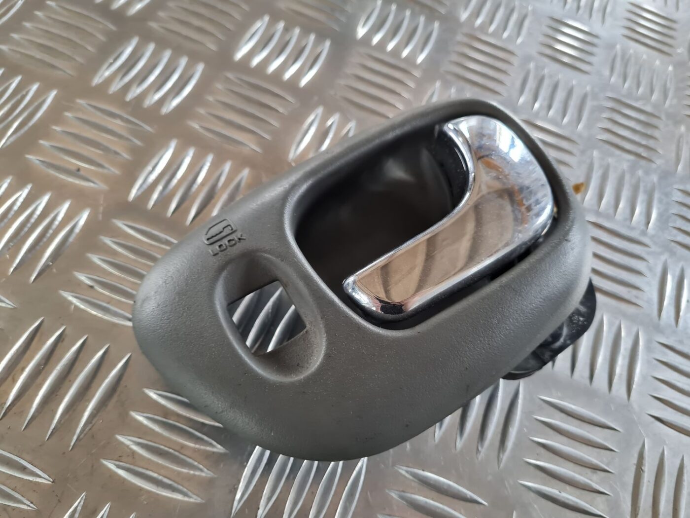 Salona durvju rokturis, priekšējais labais priekš CHRYSLER VOYAGER 2006 2 Salona durvju rokturis, priekšējais labais priekš CHRYSLER VOYAGER 2006