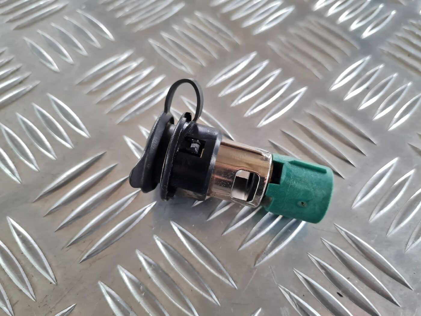 Strāvas kontaktligzda priekš CHRYSLER VOYAGER 2006 2 Strāvas kontaktligzda priekš CHRYSLER VOYAGER 2006