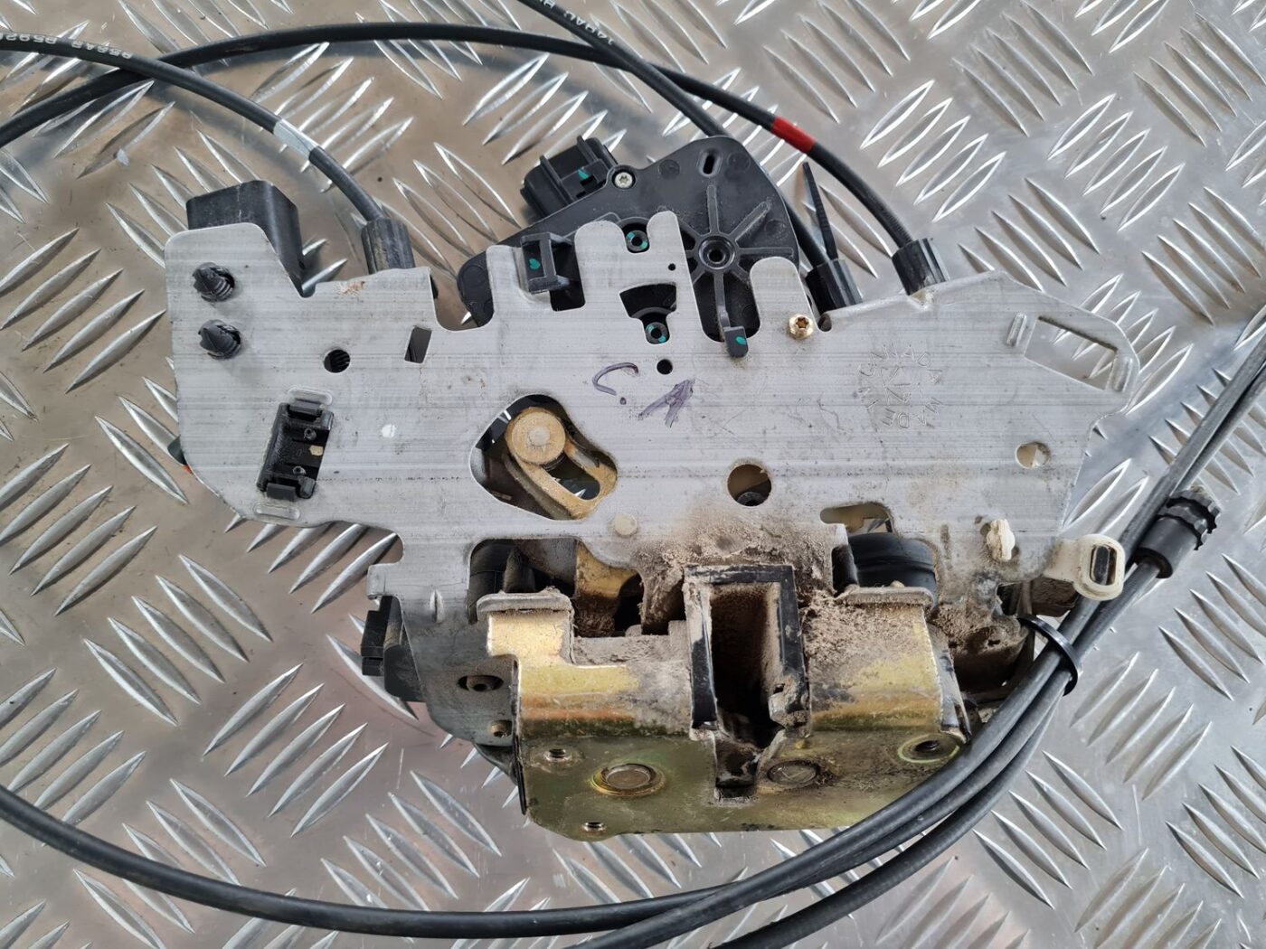 Aizmugurējo kreiso durvju slēdzene priekš CHRYSLER VOYAGER 2006 4 Aizmugurējo kreiso durvju slēdzene priekš CHRYSLER VOYAGER 2006