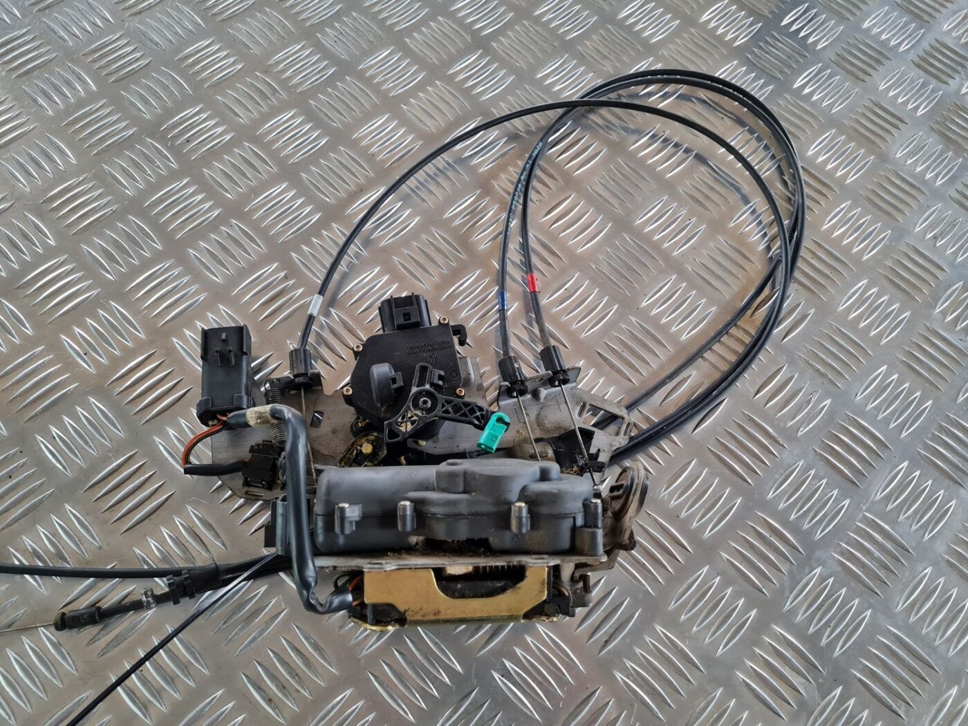 Aizmugurējo labo durvju slēdzene priekš CHRYSLER VOYAGER 2006 2 Aizmugurējo labo durvju slēdzene priekš CHRYSLER VOYAGER 2006