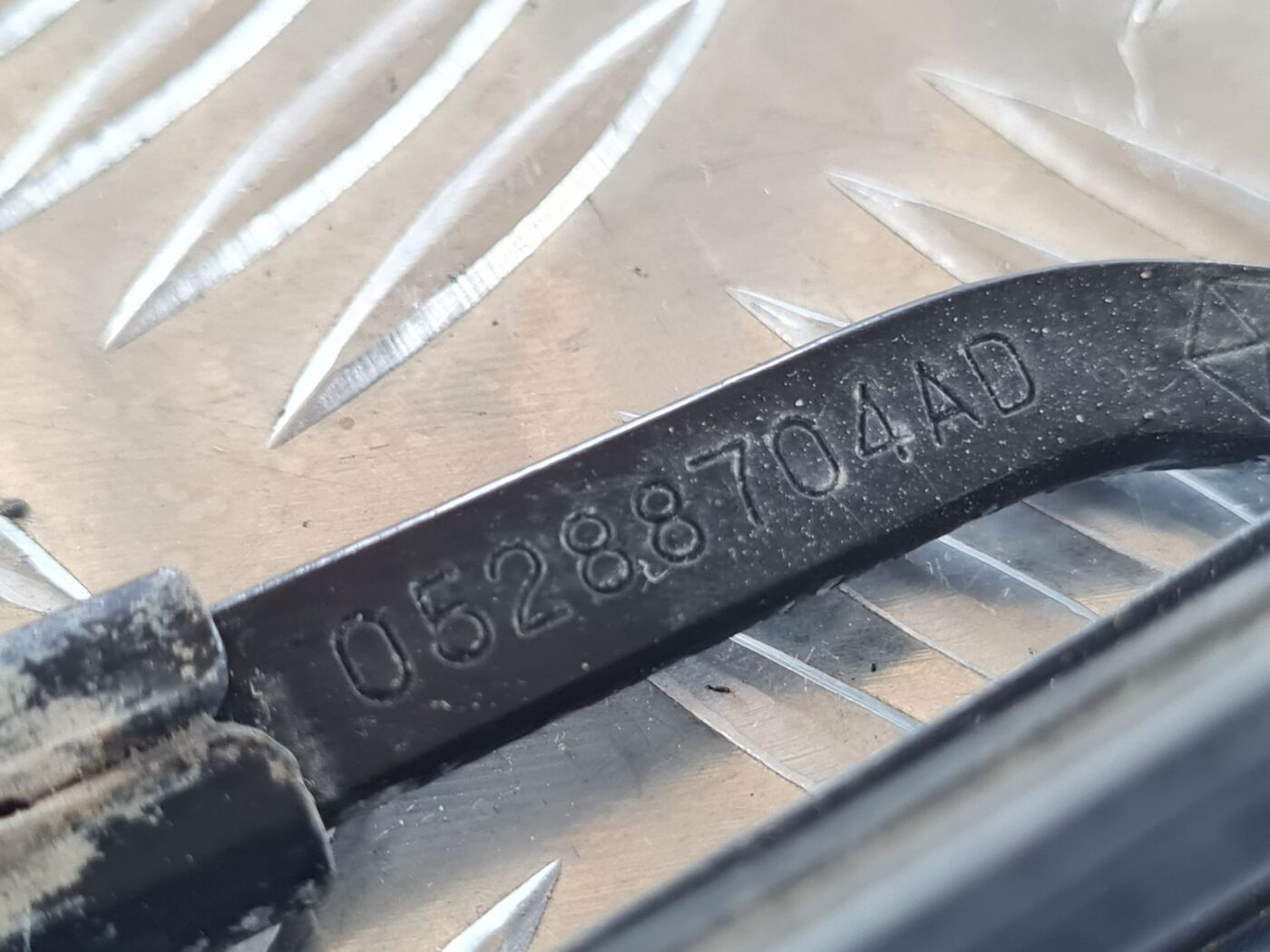 Aizmugurējā loga tīrītāja slotiņa priekš CHRYSLER VOYAGER 2006 3 Aizmugurējā loga tīrītāja slotiņa priekš CHRYSLER VOYAGER 2006