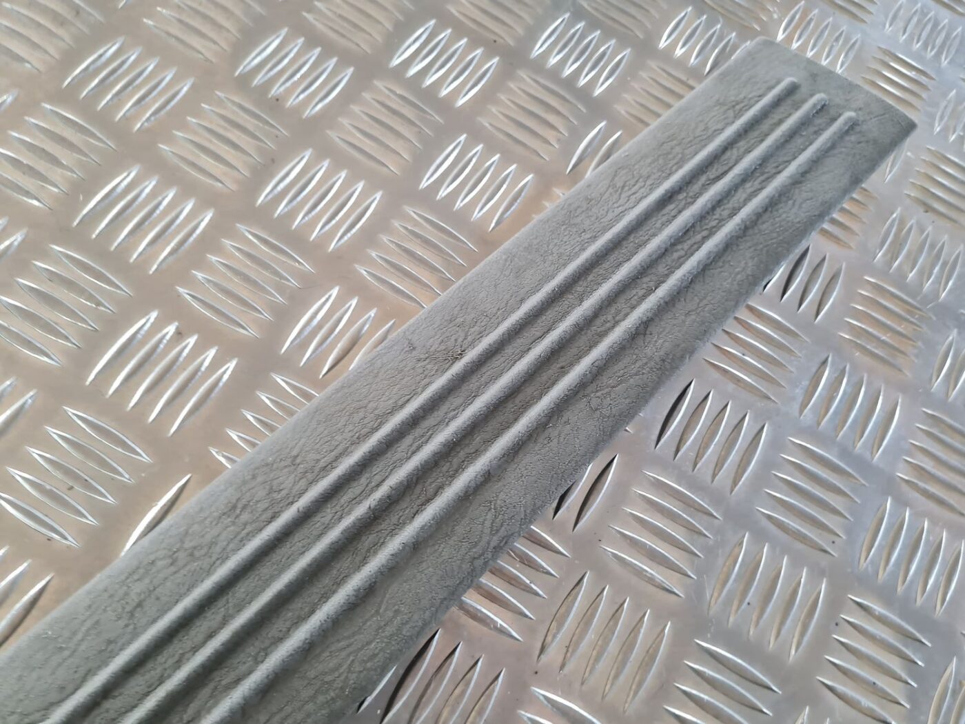 Sliekšņa priekšēja laba uzlika (salonā) priekš CHRYSLER VOYAGER 2006 7 Sliekšņa priekšēja laba uzlika (salonā) priekš CHRYSLER VOYAGER 2006