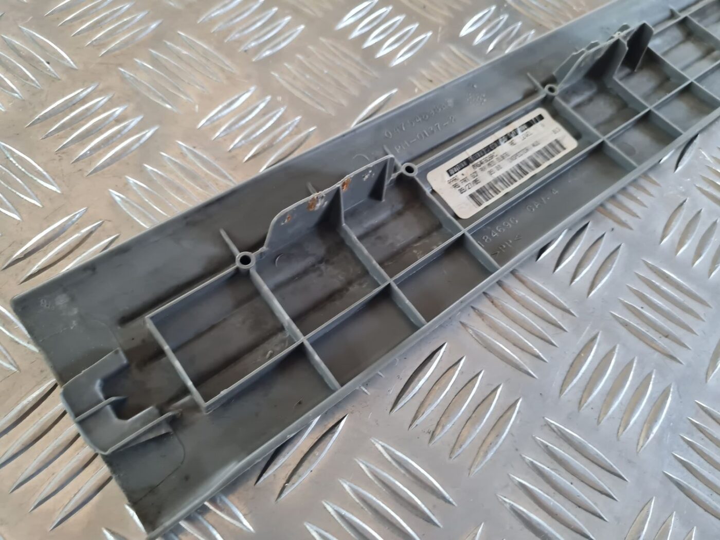 Sliekšņa priekšēja laba uzlika (salonā) priekš CHRYSLER VOYAGER 2006 5 Sliekšņa priekšēja laba uzlika (salonā) priekš CHRYSLER VOYAGER 2006