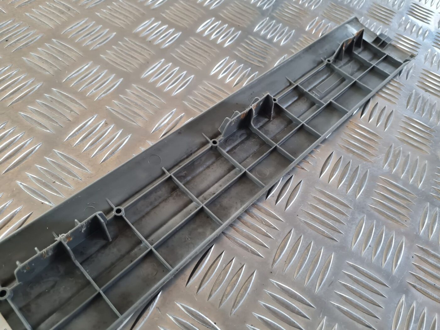 Sliekšņa priekšēja laba uzlika (salonā) priekš CHRYSLER VOYAGER 2006 4 Sliekšņa priekšēja laba uzlika (salonā) priekš CHRYSLER VOYAGER 2006