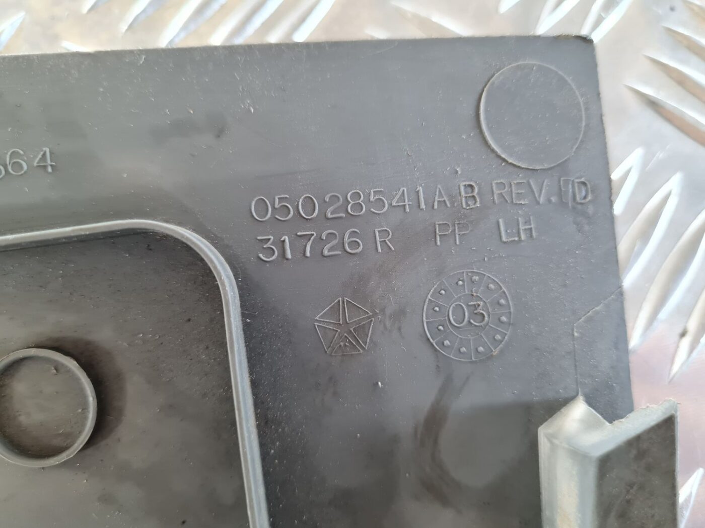 Bagāžnieka nodalījuma sānu apdares lūka priekš CHRYSLER VOYAGER 2006 3 Bagāžnieka nodalījuma sānu apdares lūka priekš CHRYSLER VOYAGER 2006